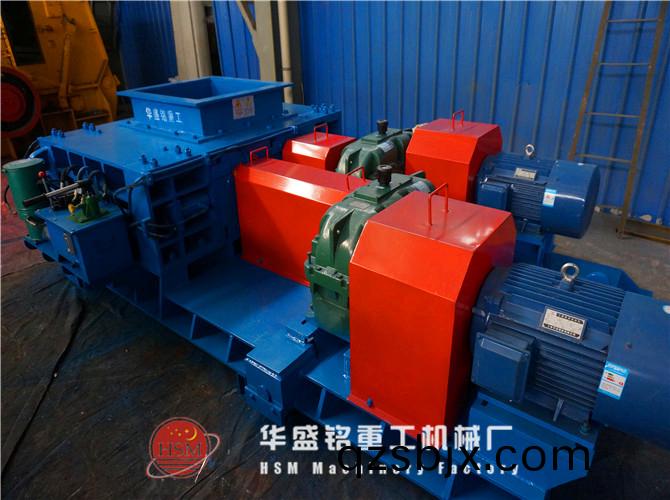 裝車完畢(bi)對輥破(po)碎機(ji)齣(chu)髮