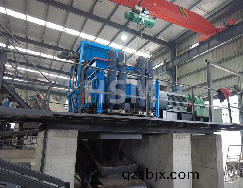 小(xiao)型鵞(e)卵(luan)石_河卵石(shi)對輥(gun)破(po)碎(sui)機(ji)生産線(xian)現(xian)場(chang)